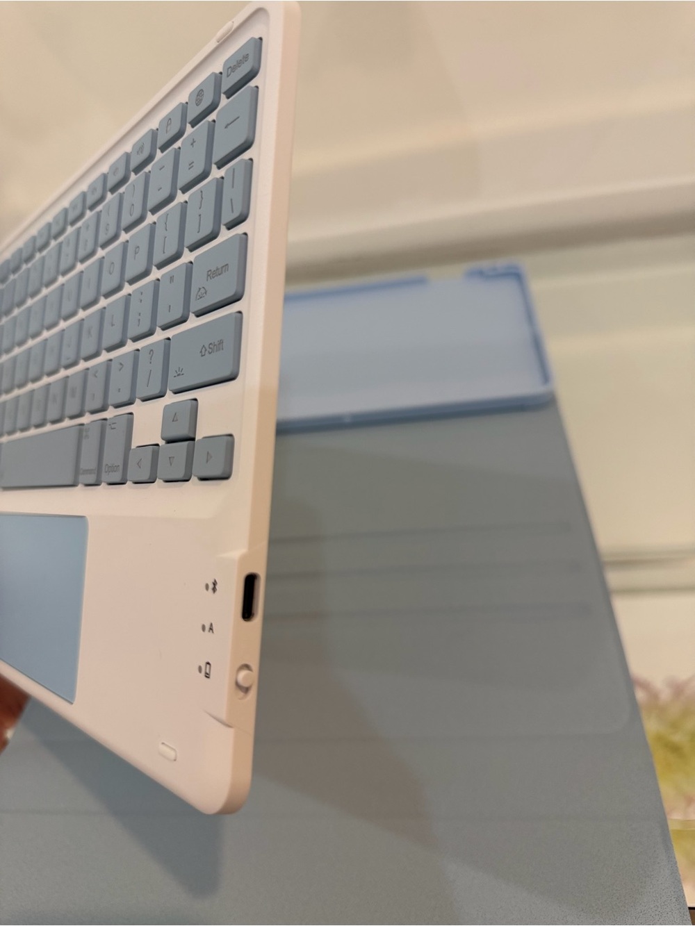 IPAD - Tablet Keyboard Case with Built-In Trackpad - Picture 5 of 8